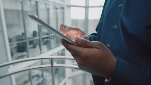 Közelkép Férfi Kezek Segítségével Digitális Tabletta Miközben Lemegy Liftben Modern — Stock videók