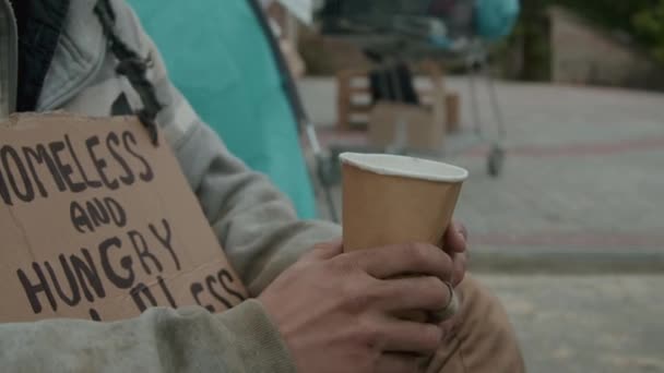 Erschossener Obdachloser Mit Schild Auf Brust Sitzt Mit Tasse Und — Stockvideo