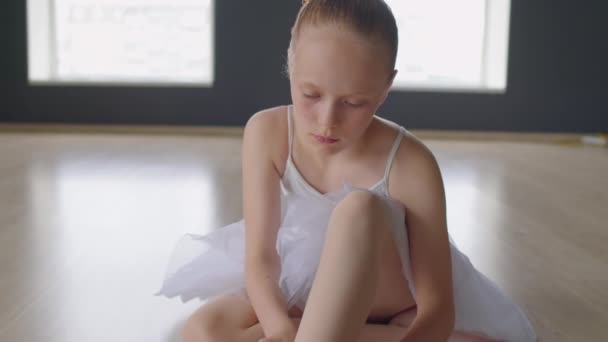 Gekippte Aufnahme Einer Kleinen Balletttänzerin Die Auf Dem Boden Sitzt — Stockvideo