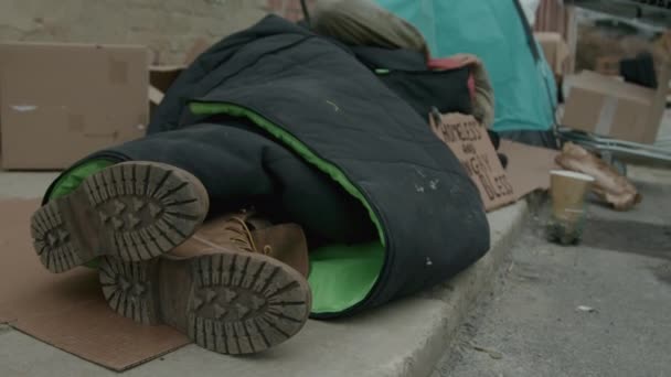 Colpo Medio Mendicante Con Giacca Calda Lui Che Dorme Terra — Video Stock