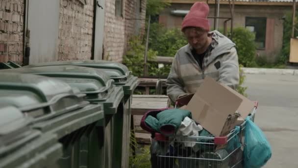 Médio Tiro Mendigo Trapos Procura Coisas Latas Lixo Área Abandonada — Vídeo de Stock