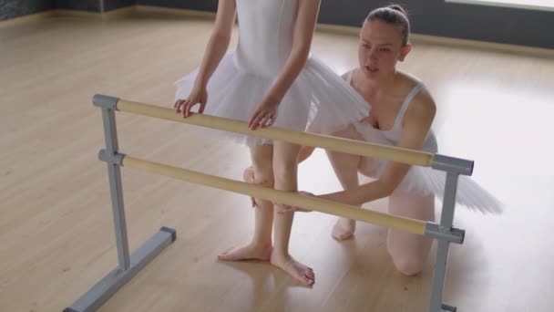 Plan Recadré Jeune Enseignante Aidant Petite Ballerine Jupe Tutu Tenir — Video