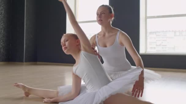 Joven Maestra Ayudando Pequeña Bailarina Tirar Cuerpo Las Piernas Mientras — Vídeos de Stock