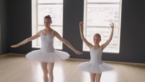Trainerin Bringt Mädchen Bei Klassischer Ballettpose Stehen Während Sie Studio — Stockvideo