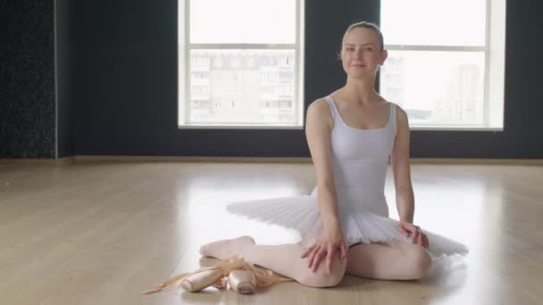 Portrait Ballerine Joyeuse Assise Sur Sol Jupe Tutu Blanche Regardant — Video