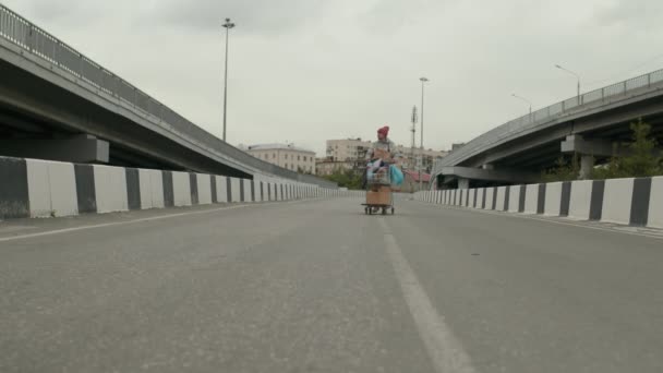Широкий Снимок Человека Бедного Человека Приближающегося Камере Идущего Пустому Шоссе — стоковое видео