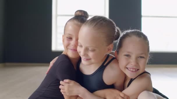 Retrato Pequenos Ginastas Sorridentes Abraçando Uns Aos Outros Olhando Para — Vídeo de Stock