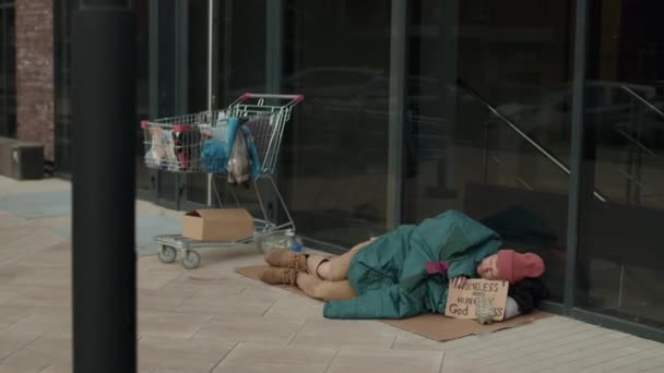 Середній Довгий Знімок Бідного Бездомного Чоловіка Який Спить Картоні Землі — стокове відео