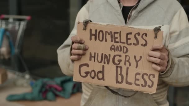 Обрезанный Снимок Мужчины Бродяги Стоящего Табличкой Бездомный Голодный Снаружи Улице — стоковое видео