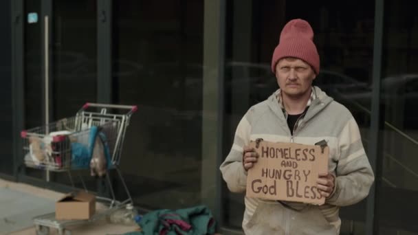 Πορτρέτο Του Αρσενικού Ζητιάνου Πινακίδα Άστεγος Και Πεινασμένος Στέκεται Έξω — Αρχείο Βίντεο