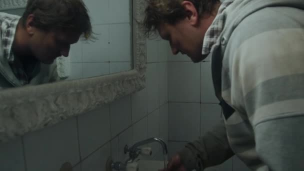 Médio Tiro Masculino Vagabundo Lavar Mãos Rosto Dissipador Frente Espelho — Vídeo de Stock