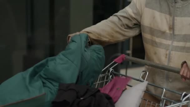 Koldusokat Fotóztak Bevásárlókocsiban Járkáltak Kukákban Keresgéltek Utcán — Stock videók