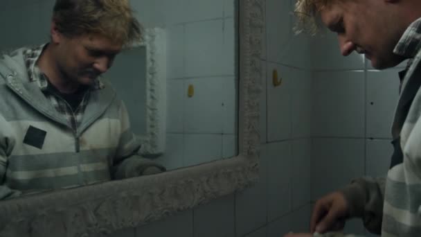 Нахилений Знімок Безпритульного Чоловіка Чистить Зуби Перед Дзеркалом Громадському Туалеті — стокове відео