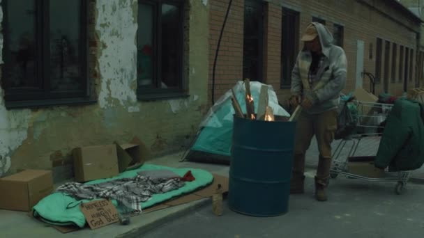 Lange Aufnahme Eines Obdachlosen Lumpen Der Sich Der Nähe Von — Stockvideo