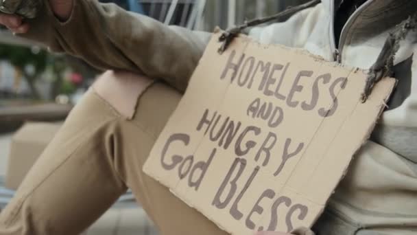 Обрезанный Снимок Нищего Табличкой Бездомный Голодный Просит Денег Сидя Улице — стоковое видео