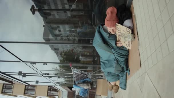 Vertikale Aufnahme Von Obdachlosem Mit Schild Schlafend Auf Karton Schlafend — Stockvideo