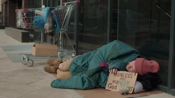 Довгий Знімок Спального Безпритульного Картоні Благаючи Грошей Поруч Офісним Будинком — стокове відео