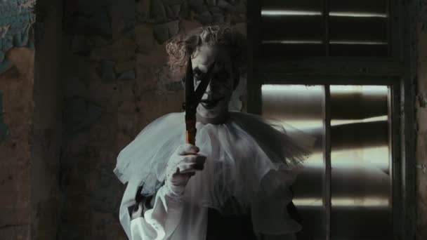 Середній Знімок Розлюченого Клоуна Великими Ножицями Наближаються Камери Глядача Покинутій — стокове відео