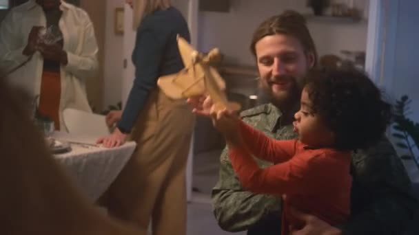 Interkulturní Rodina Rodičů Dětí Obývacím Pokoji Otec Vojenské Uniformě Hrající — Stock video