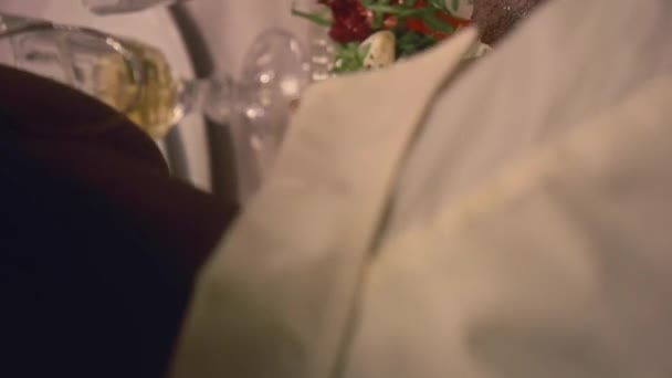 Tiro Vertical Mujer Afroamericana Comiendo Ensalada Verdor Durante Cena Mesa — Vídeos de Stock