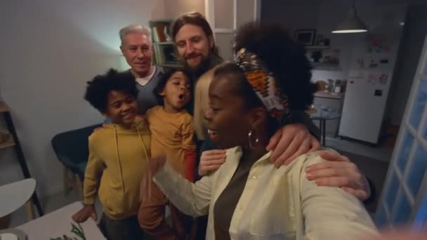 Pov Záběr Šťastné Mezikulturní Rodiny Rodičů Dětí Prarodičů Při Selfie — Stock video