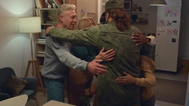 Στρατιωτικός Άνδρας Στολή Επιστρέφει Σπίτι Από Τον Πόλεμο Και Αγκαλιάζει — Αρχείο Βίντεο