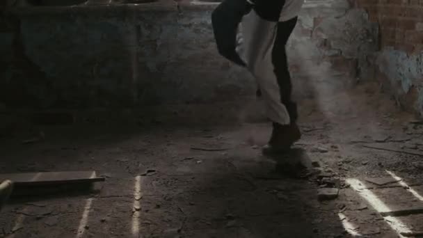 Incline Tiro Palhaço Louco Roupas Brancas Dançando Lugar Abandonado Com — Vídeo de Stock