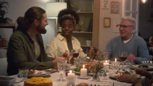 Fröhliche Mitglieder Der Interkulturellen Familie Gespräch Festlichen Tisch Bei Wein — Stockvideo