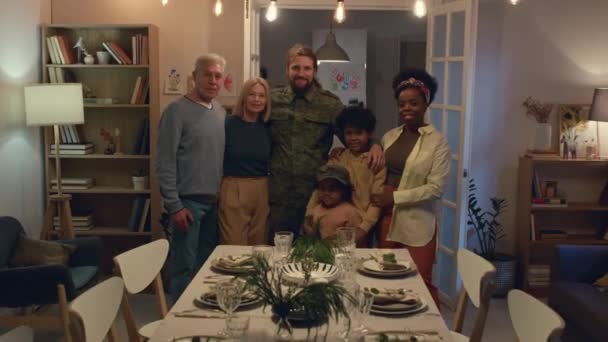 Zoom Avant Portrait Famille Interculturelle Avec Militaire Debout Centre Salon — Video