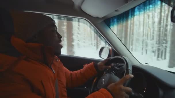 지역으로 자동차에서 따뜻한 모자에 남자의 — 비디오