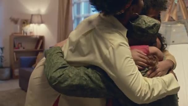 Üniformalı Savaştan Dönen Çocuklarına Karısına Sarılan Çok Irklı Mutlu Aile — Stok video