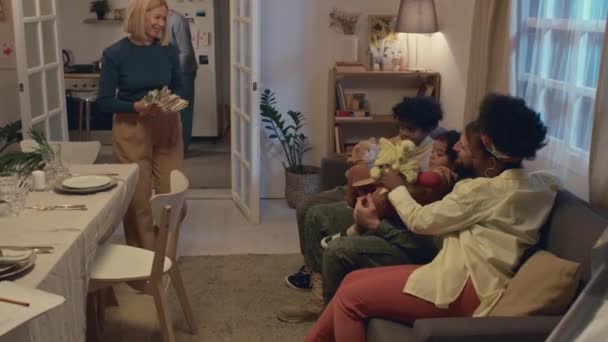 Zoom Tiro Pais Interculturais Brincando Com Crianças Sofá Enquanto Avós — Vídeo de Stock