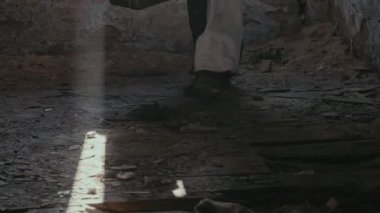 Palyaçonun bacakları ve bavuluyla orta boy, terk edilmiş, korkunç bir atmosferi olan bir yer.
