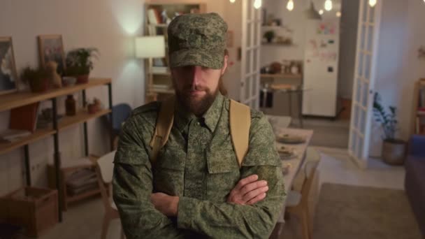 Porträt Eines Ernsthaften Militärs Tarnuniform Mit Rucksack Der Die Kamera — Stockvideo