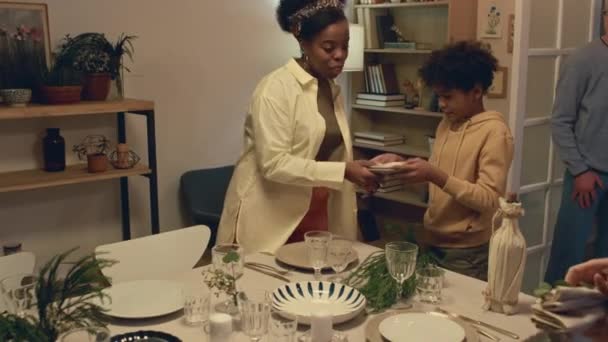 Multiethnische Familienmitglieder Servieren Festlichen Tisch Mit Tellern Und Essen Bei — Stockvideo