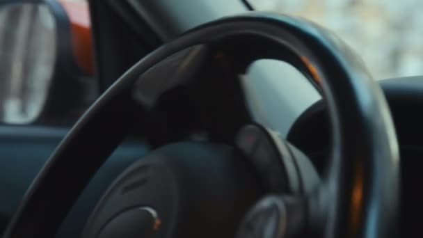 男子手扶方向盘开车在旅行途中在某处颠簸时的近视 — 图库视频影像