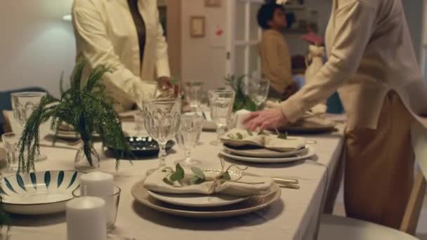 집에서 가족과 이벤트의 축하를 준비하는 접시와 테이블을 제공하는 수없는 여성의 — 비디오