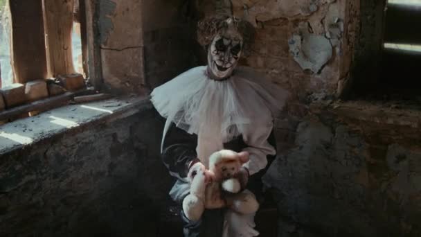 Середній Довгий Знімок Божевільного Психопата Костюмі Клоуна Який Грає Плюшевим — стокове відео