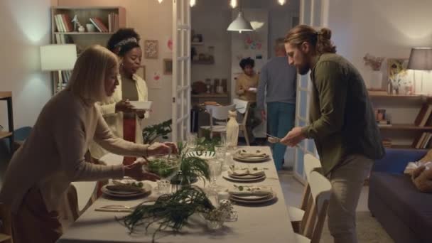 Interkulturális Többgenerációs Család Felszolgáló Ünnepi Asztal Ételeket Miközben Készül Vacsora — Stock videók