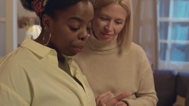 Gekippte Aufnahme Von Intersexuellen Frauen Die Etwas Auf Dem Smartphone — Stockvideo