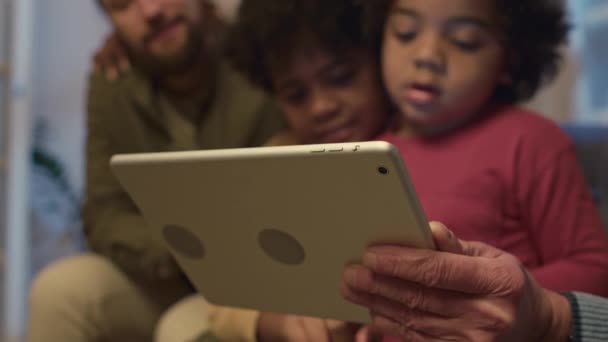 Fokus Auf Digitales Tablet Kinder Und Eltern Halten Tablet Der — Stockvideo