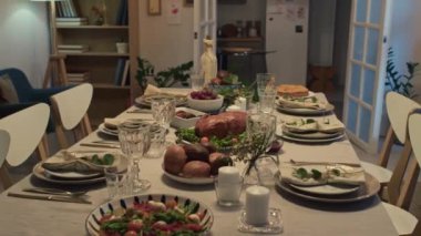 Akşam yemeği masasını hindi, salata, meyve ve diğer şenlik yemekleri ile yakınlaştır.