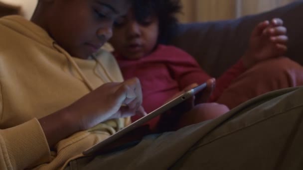 Afro Amerikalı Kardeşler Dijital Tabletle Oyun Oynuyorlar — Stok video