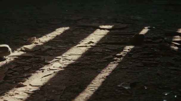Detailní Záběr Nohy Člověka Botách Procházející Místností Ošuntělou Podlahou Strašidelná — Stock video