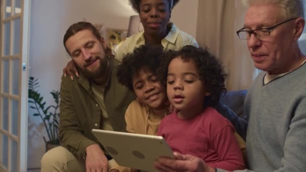Mehrgenerationenmitglieder Einer Multiethnischen Familie Schauen Sich Etwas Auf Einem Digitalen — Stockvideo