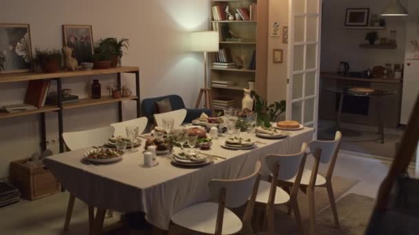 Τραπέζι Εορταστικό Ορθογώνιο Σχήμα Λευκό Τραπεζομάντηλο Πιάτα Και Κρασί Καρέκλες — Αρχείο Βίντεο