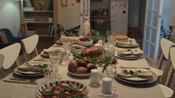 Přiblížit Záběr Jídelního Stolu Krocanem Saláty Ovocem Dalšími Slavnostními Jídly — Stock video