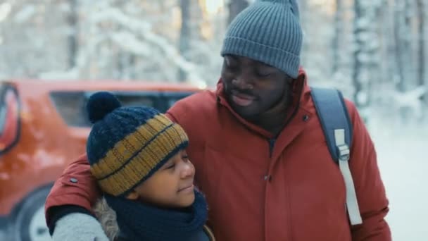Medelhög Porträttbild Afroamerikanska Familjemedlemmar Stående Röd Bil Bakgrund Vintern Och — Stockvideo