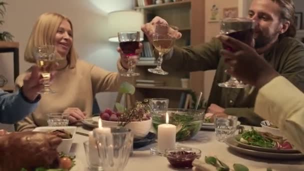 아늑한 거실에서 테이블에 앉아있는 흰색과 적포도주와 생일과 클링킹 안경을 가족의 — 비디오