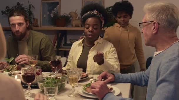 Interkulturelle Familie Beim Festlichen Abendessen Tisch Mit Geschirr Junge Nähert — Stockvideo